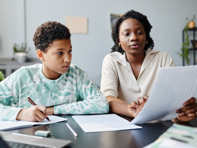 Gekwalificeerde docent verzorgt een uitdagende workshop op locatie bij de Talent Academie om leerplezier en talentontwikkeling te stimuleren.